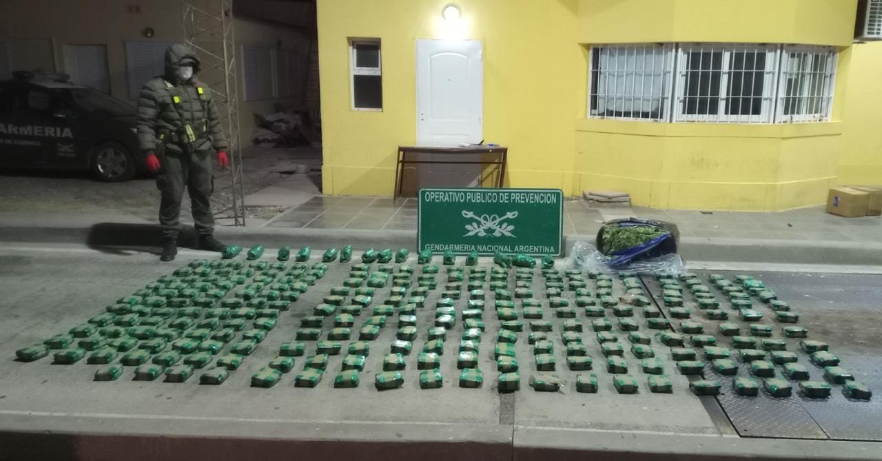 Gendarmería incautó 300 kilos de piedras semipreciosas hojas de coca