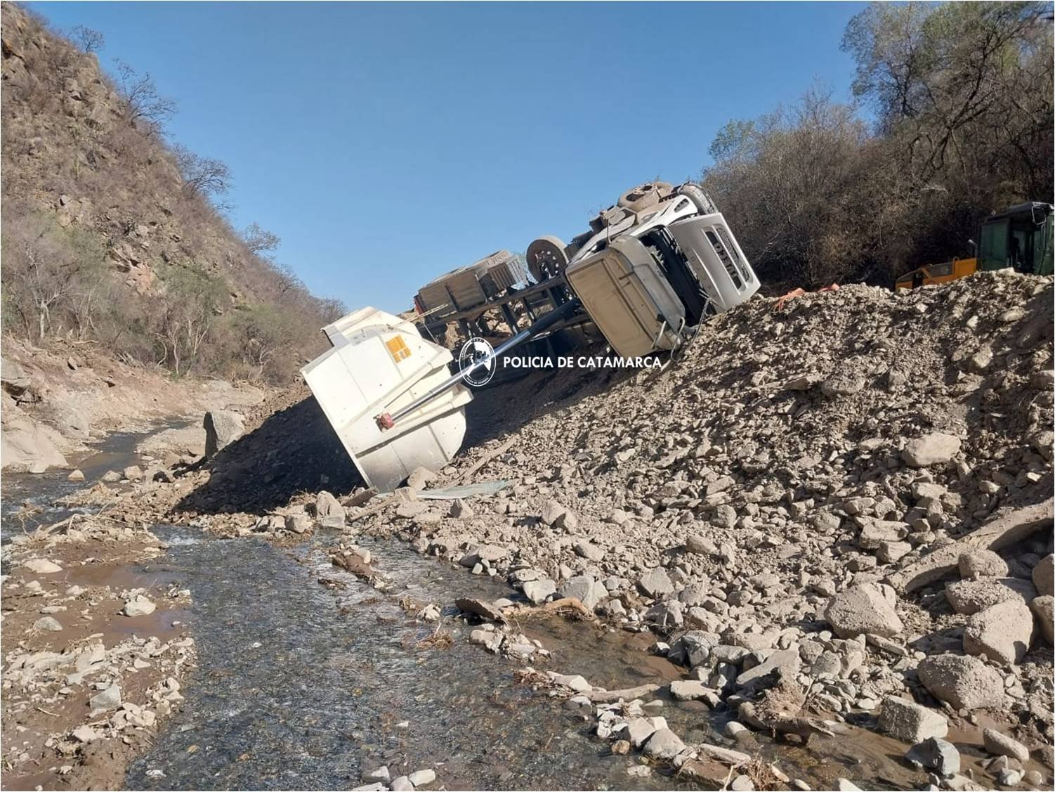 Camión vuelca en Capayán: el conductor resultó herido