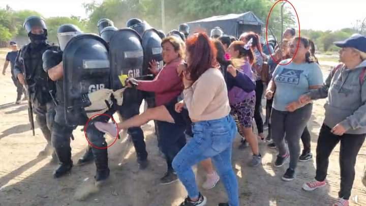 Detienen a dos mujeres sospechosas de agredir a policías durante una manifestación en el Sur de la Capital