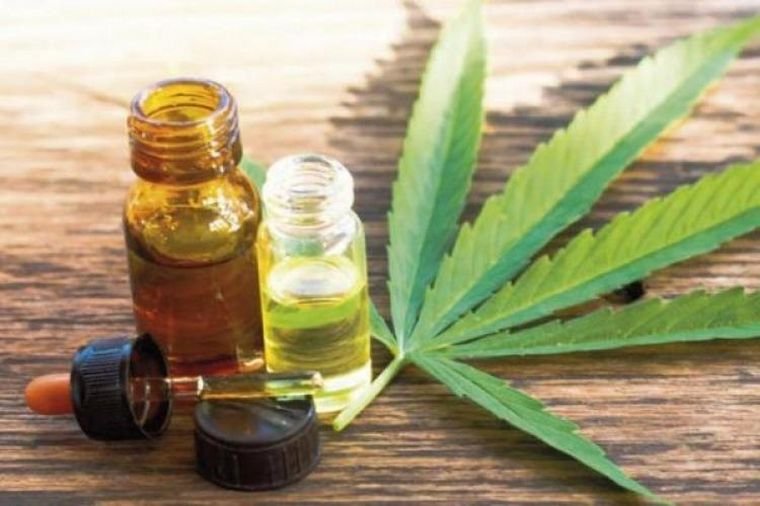 La ANMAT autorizó la venta del primer aceite de cannabis producido en Argentina