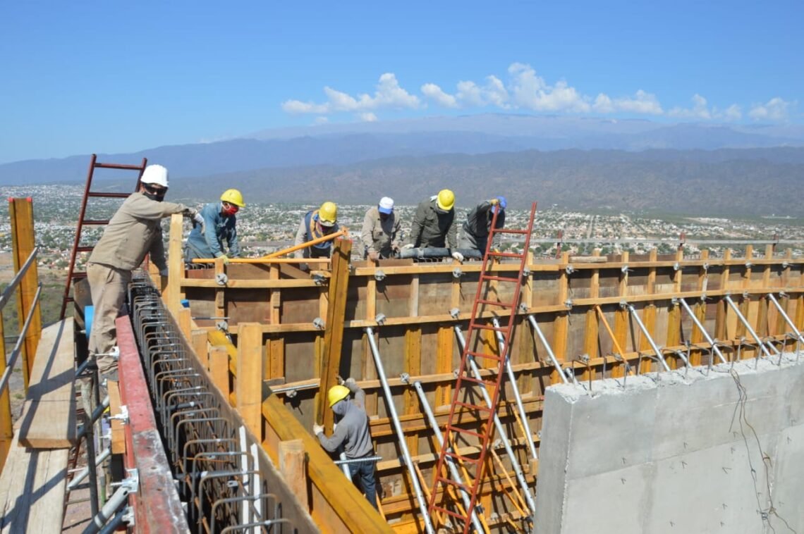Avanzan obras para mejorar el servicio de agua de la Capital