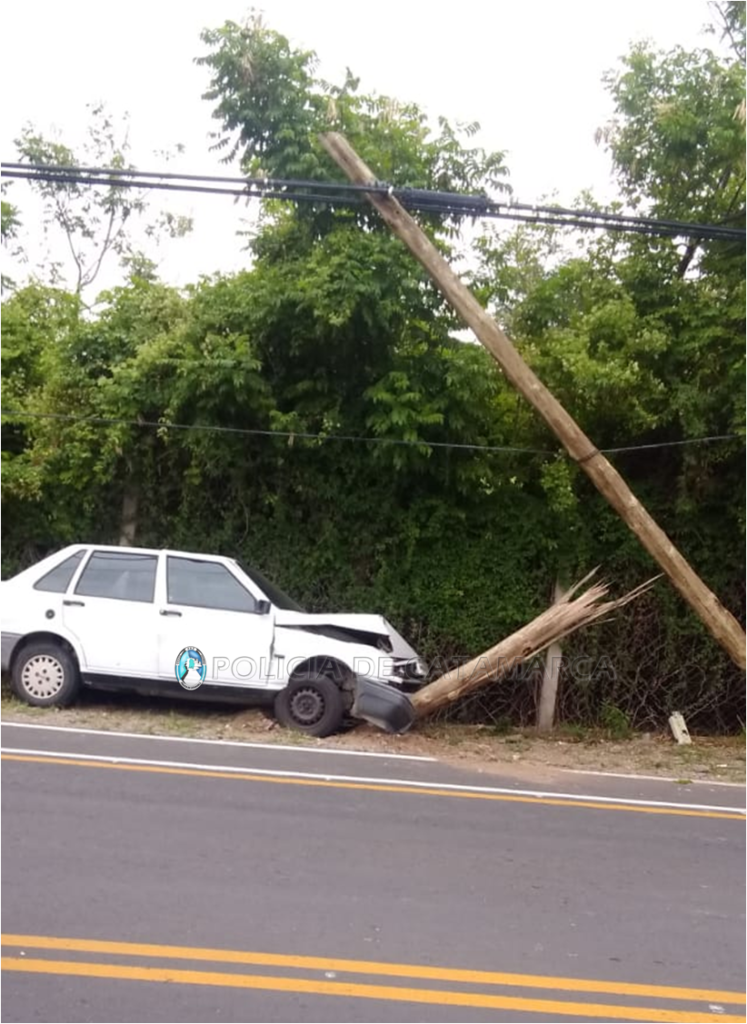 Se descompenso y terminó chocando contra un poste de luz
