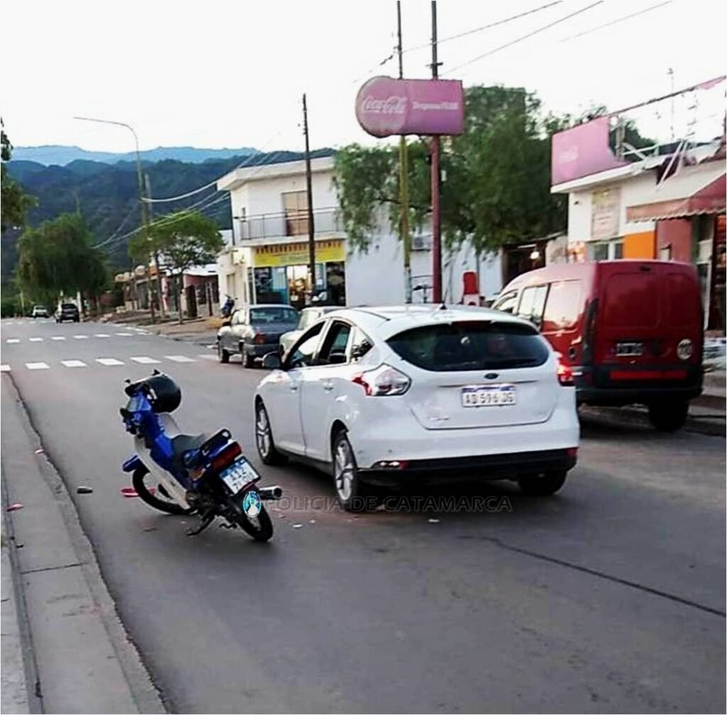Un auto y una moto chocaron en la zona norte