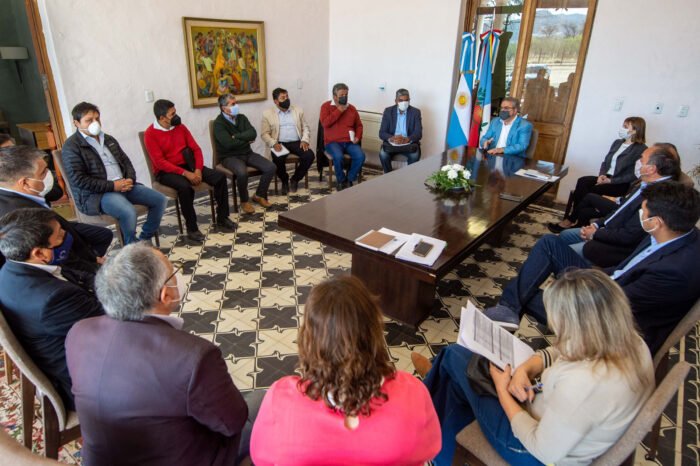 Raúl recibió a intendentes y senadores del Oeste para definir obras