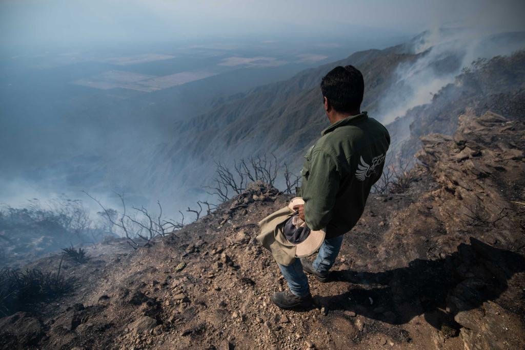 Raúl recorrió la zona afectada por los incendios en el cerro Ancasti (4)