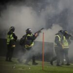 Tragedia en Indonesia: 174 muertos por disturbios en un partido de fútbol