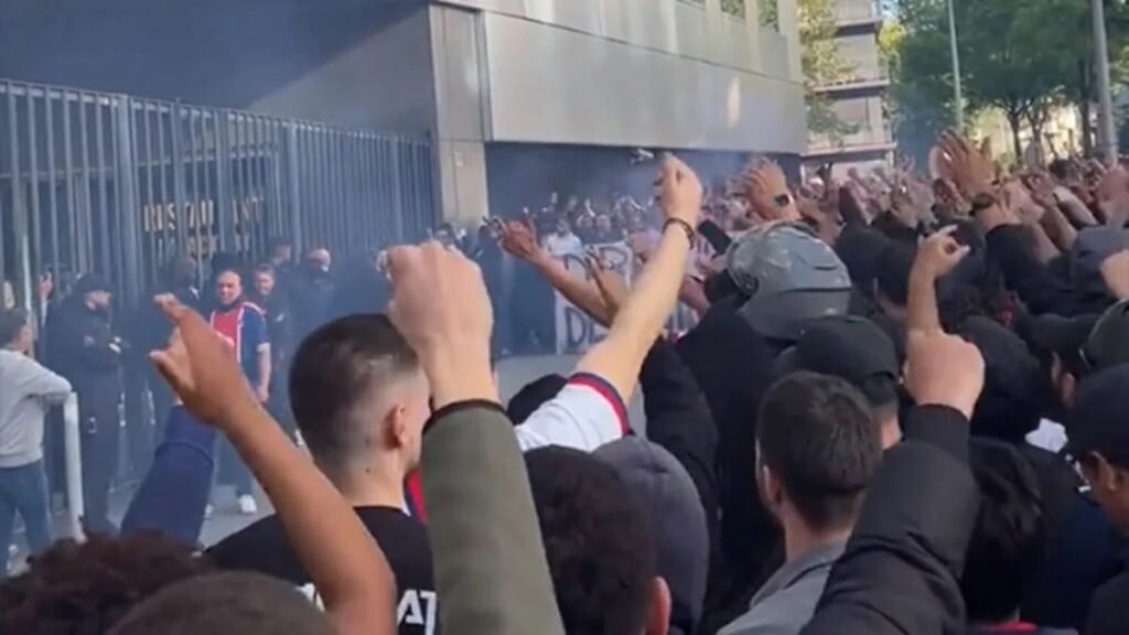 Los hinchas del PSG insultaron a Lionel Messi en la sede del club