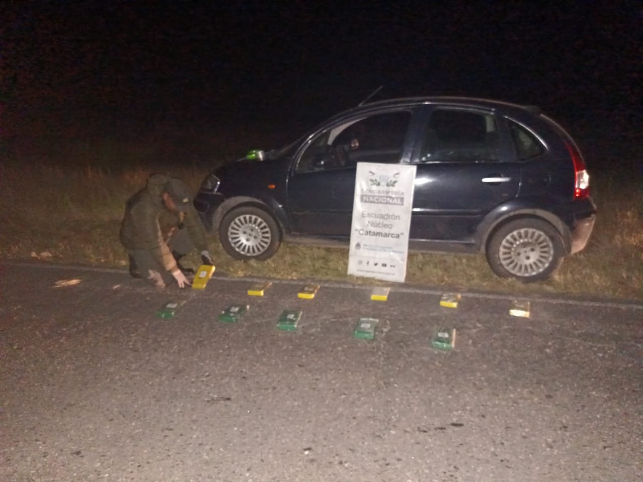 Transportaba once paquetes con cocaína acondicionados dentro de las puertas de su vehículo (2)
