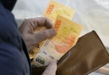 Los salarios crecieron 2,5% en octubre y le ganaron levemente a la inflación