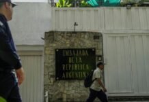 Embajada argentina en Venezuela queda sin custodia tras el retiro de Brasil