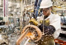 La industria y la construcción volvieron a caer en julio: maquinaria, indumentaria y autos, entre los sectores más golpeados