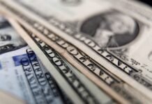 Investigan a más de 30 empresas por maniobras con el dólar blue por $660 mil millones