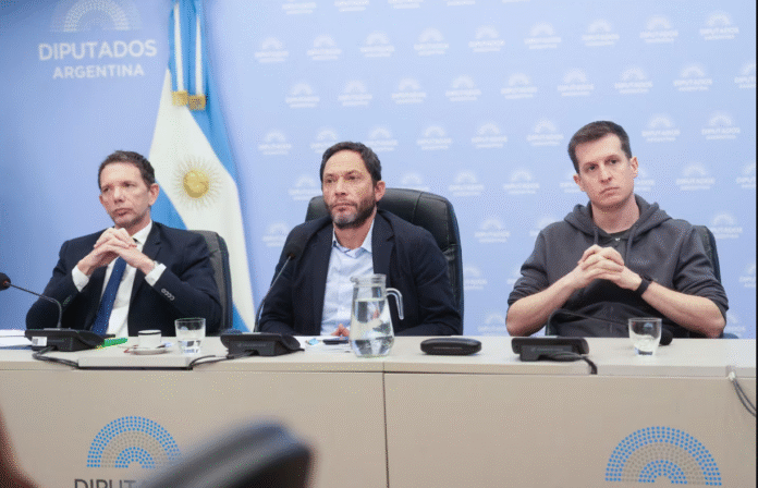 Comisión caso $LIBRA. Diputados Maximiliano Ferraro (Coalición Cívica), presidente, Juan Marino (UxP), secretario y Adrián Pagán, secretario parlamentario.
