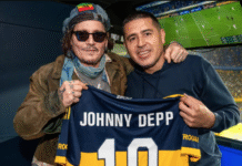 Johnny Depp fue a la Bombonera, abrazó a Riquelme y vivió el partido como un hincha más