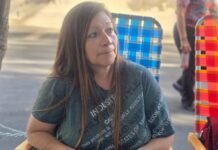 Empleada de ARCAT se encadena en reclamo por un cargo: “Tengo 33 años de servicio y nunca me dieron una respuesta”