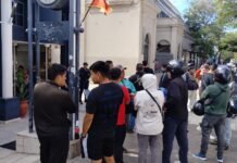 Trabajadores de Uber Moto reclaman frente al Concejo Deliberante por su fuente laboral