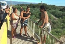 Policías asistieron a un hombre que intentó quitarse la vida en un puente de Av. Juan Chelemin