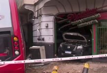 Violento choque en Constitución: un colectivo y un patrullero terminaron incrustados contra una pizzería