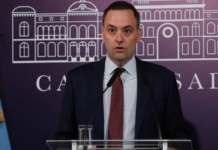 Adorni se defendió en medio de la polémica por sus viajes: “No tengo nada que esconder”