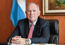 De los dos lados del mostrador