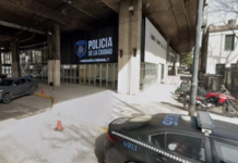 Flores: un camión chocó un cartel en la autopista, cayó sobre la calle y murió un policía