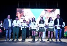 Gustavo entregó más de 200 certificados de la Universidad de Cambridge a alumnos y docentes municipales