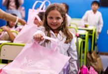 La Capital entregó más de 2.200 kits escolares y libros de inglés a los alumnos municipales