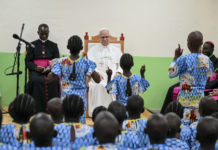 Fuerte mensaje del Papa en Camerún: denunció a los “tiranos de la guerra” y pidió frenar el negocio de las armas