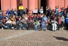 Reclamo de familias de personas con discapacidad motora: protestaron contra el reempadronamiento nacional