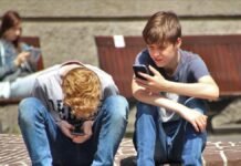 Un pueblo de Irlanda logró algo inusual en plena era digital: que los chicos crezcan sin celulares