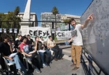 Docentes de la UBA realizaron clases públicas frente a Casa Rosada en reclamo por el financiamiento