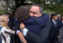 Aunque Milei sostiene a Adorni, crece la preocupación en la Casa Rosada por el costo político del escándalo