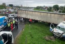 Impactante accidente en Escobar: un camión chocó contra un puente y provocó su derrumbe