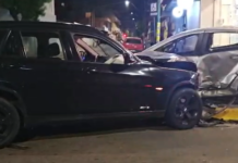 Impactante choque en pleno centro: un BMW terminó sobre la vereda y destrozó el frente de una panadería