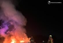 Se incendió por completo un auto en Valle Viejo y quedó destruido