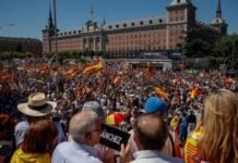 Miles de personas marcharon en Madrid para exigir la destitución de Pedro Sánchez