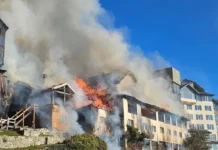 Un feroz incendio destruyó gran parte de un histórico hotel de Bariloche