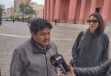 Bruno Corzo acompañó el reclamo de una docente que trabaja sin cobrar sus haberes