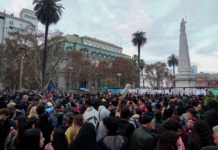 Miles de fanáticos despiden al Indio Solari en una emotiva misa ricotera en Plaza de Mayo