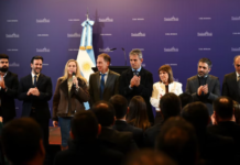 El Gobierno inaugura una nueva mesa política para relanzar la gestión