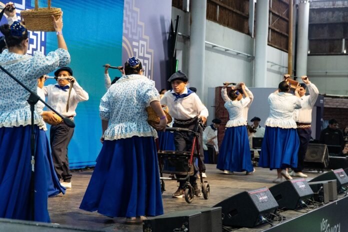 Usuarios del Centro Terapéutico bailaron en el Poncho 2