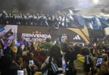 La Selección argentina volvió al país y saludaron a los hinchas presentes
