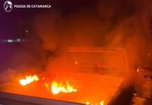 Incendio en plena madrugada: una camioneta quedó destruida por las llamas en la Capital