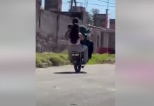 Indignación nacional por el video de una pareja que realizó una peligrosa maniobra en moto con un bebé