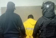 Aprehendieron a un hombre acusado de amenazar de muerte a su hermana y secuestraron dos cuchillos