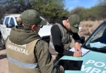 Multaron a un vecino por arrojar residuos en la vía pública en La Chacarita