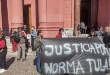 Familiares de Norma Tula se manifestaron frente a la Catedral y reclamaron que el caso no quede impune