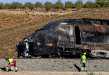 Dos trenes chocaron en España y hay al menos 30 muertos