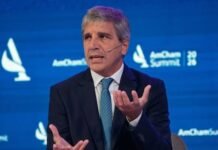 Caputo aseguró que hay un excedente de dólares y anticipó el fin del cepo cambiario