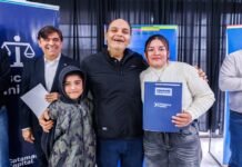 Gustavo Saadi encabezó una nueva entrega de escrituras gratuitas en el barrio Papa Francisco